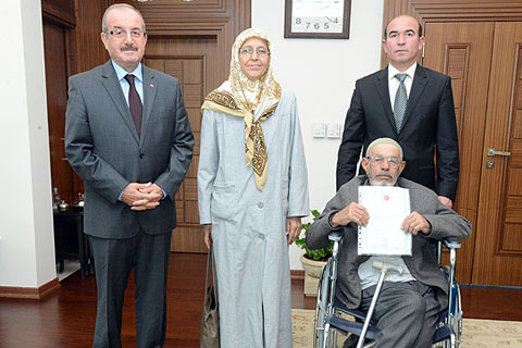 Yaşlı çiftten anlamlı bağış