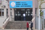 OKULDA NAMAZ KILARKEN BAŞINA ALÇI DÜŞTÜ