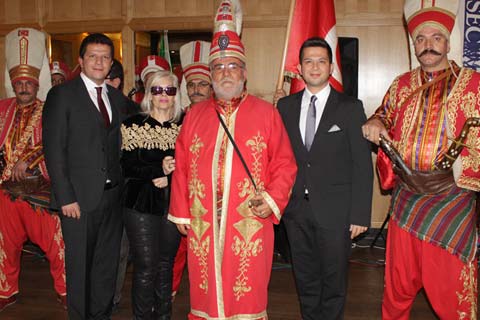 Sultan Nilüfer’e mehteranlı kutlama, gül kokulu pijama