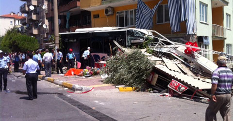 denizli-bursa-caddesi-otobus-kazasi-ic