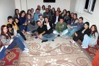 Kız ve erkek öğrencilerle bilgi alışverişi