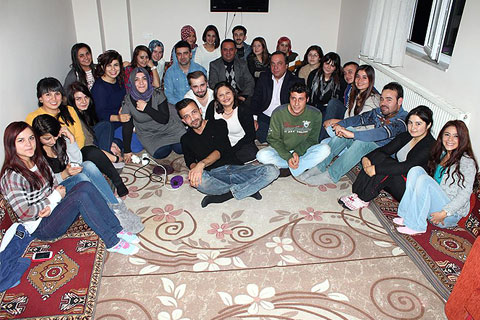Kız ve erkek öğrencilerle bilgi alışverişi