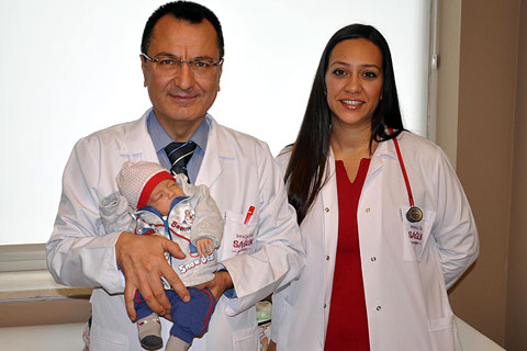 Yeni doğan bebeği körlükten erken teşhis kurtardı