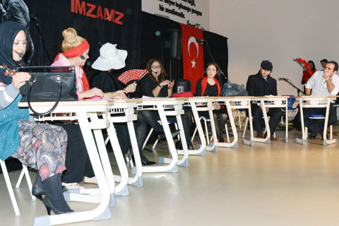 Öğretmenler oynadı veliler izledi