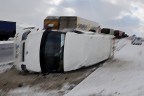 Minibüs buzlanan yoldan uçtu: 8 yaralı