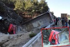 TIR devrildi: 1 yaralı