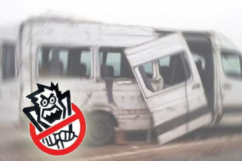 Minibüs elektrik direğine çarptı 8 öğrenci yaralı