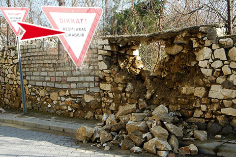 Biri bu duvarın altında kalabilir!