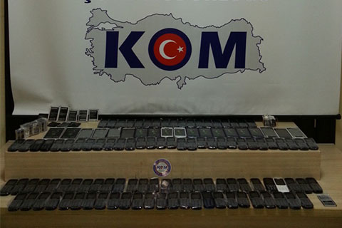 Polisten kaçak telefon operasyonu
