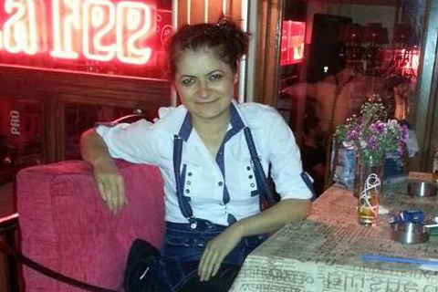 Genç kadın apartta ölü bulundu