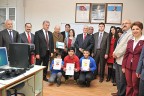 Babasının yaptırdığı okula bilgisayar bağışladı