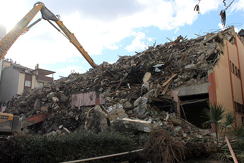 40 yıllık kütüphane yıkıldı