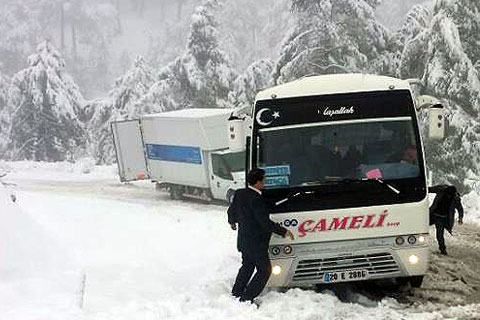 Fırtına yıktı kar geçit vermedi