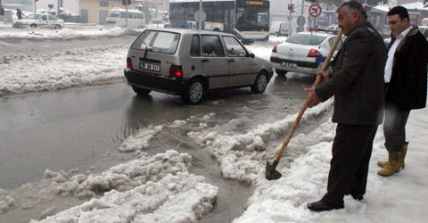 denizli-kar-yollar-suyla-doldu-yayalar-yuruyemedi-ic