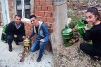 Sokak hayvanları için damacanadan mama kabı