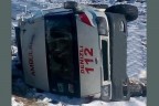 Kazaya giden ambulans devrildi