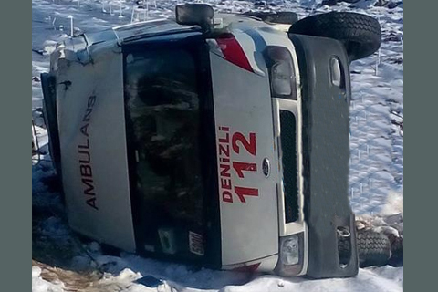 Kazaya giden ambulans devrildi