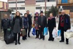 Hayırseverler bağışlıyor, O dağıtıyor