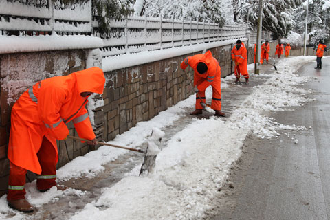 Büyükşehir Belediyesi ekipleri kar temizliğinde
