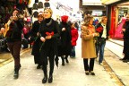 Karanfilli müzikli Sevgililer Günü kutlaması