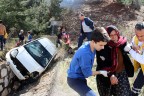 Otomobil taş duvara çarptı: 2 yaralı