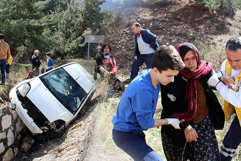 Otomobil taş duvara çarptı: 2 yaralı