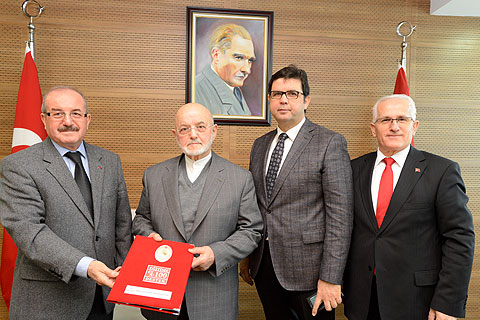 Memleketine ortaokul yaptırıyor