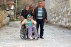 2 mahallede engelliler için yollara kilitli taş