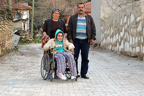 2 mahallede engelliler için yollara kilitli taş