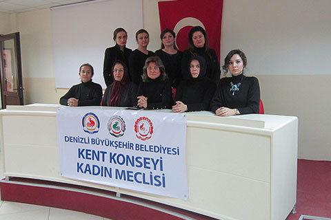 Kadın Meclisi Özgecan için siyaha büründü