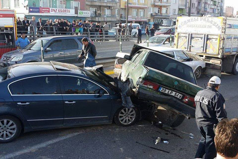 Köprülü kavşakta 6 araç çarpıştı