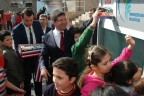 Sevdikleri oyuncakları arkadaşları için attılar