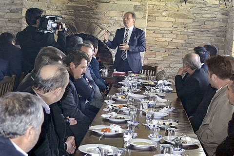 Tavas’ta muhtarlara GSM hattı dağıtıldı