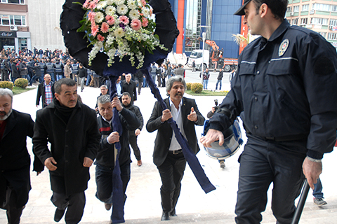 VALİLİĞE SİYAH ÇELENK BIRAKTILAR