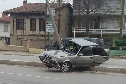 ELEKTRİK DİREĞİNE ÇARPTI