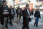 Cübbelerini giyip broşür dağıttılar