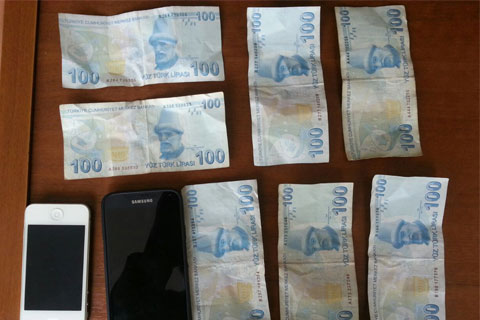 Döverek cep telefonlarını gasp ettiler