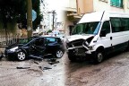 Öğrenci servisiyle otomobil çarpıştı: 12 yaralı
