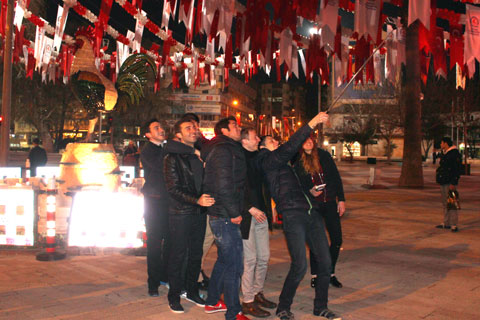 Selfie çekiminde çubuklu dönem