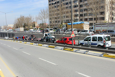 Köprülü kavşakta 5 otomobil çarpıştı