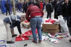 Bayrağa polis sahip çıktı
