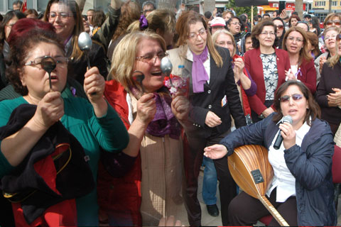 Şiddeti ‘birlikte gülelim”le protesto ettiler