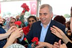 Zolan karanfil dağıttı, kadınlar alabilmek için yarıştı