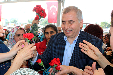 Zolan karanfil dağıttı, kadınlar alabilmek için yarıştı
