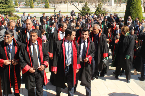 Hukukçular ayağa kalktı
