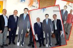 Bakan Zeybekci’nin maketiyle fotoğraf çektiriyorlar