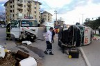 Ambulans-minibüs çarpıştı: 4 yaralı var