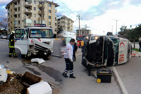 Ambulans-minibüs çarpıştı: 4 yaralı var