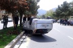 Kayarak geldi, refüje çıkarak ters döndü