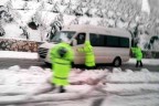 Polisler yolda kalan araçları itti